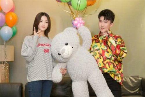 扒圈吃瓜少女,扒圈吃瓜，揭秘少女生活点滴