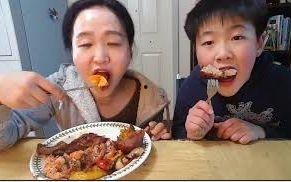 宋小宝吃哈密瓜年糕,趣味横生演绎美食之旅