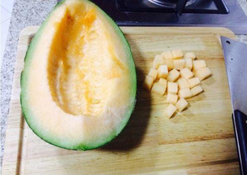 吃蜂蛹可以吃哈密瓜嘛,探寻异域美食的奇妙搭配