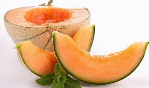 娃娃感冒好后吃哈密瓜,娃娃品尝哈密瓜的甜蜜滋味