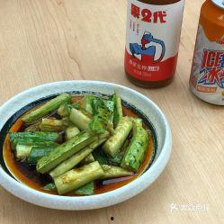 戏精吃酸辣瓜,笑料横生滋味浓