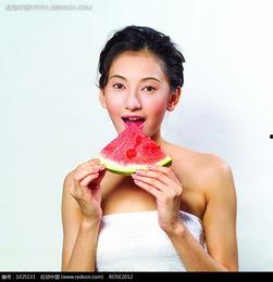 美女街边吃瓜图片  第1张