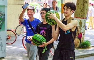 学校河边吃瓜,校园生活新篇章  第1张
